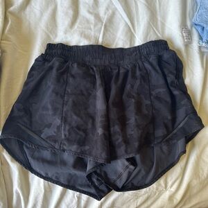 Lululemon Hotty Hot short 2.5 inch length size 4
